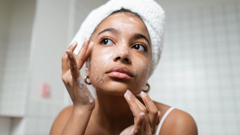 Routine de soins du visage : Étapes essentielles pour une peau radieuse au quotidien
