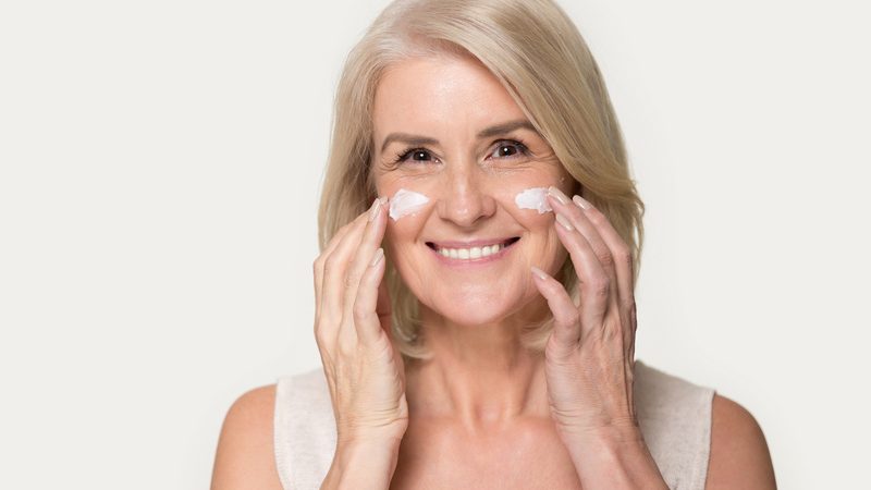 Soins du visage anti-âge : Les meilleurs conseils pour une peau jeune